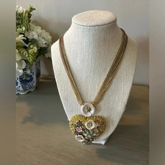 Betsey Johnson Queen Bee
LARGE Floral Heart Crystal Sea
Green Flower Necklace - Picture 1 of 6